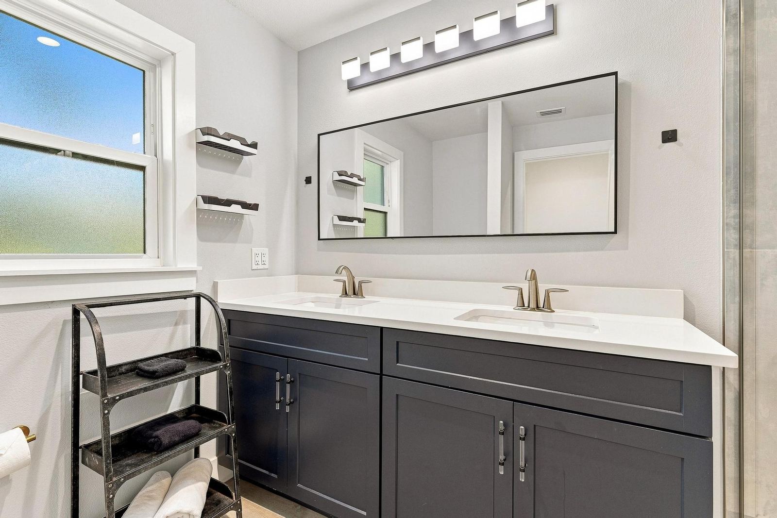 Ground-floor bathroom with double vanity
